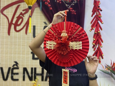 Vòng treo cửa Tết Quạt nhung đỏ nơ tre ĐK30cm VTC-T-43